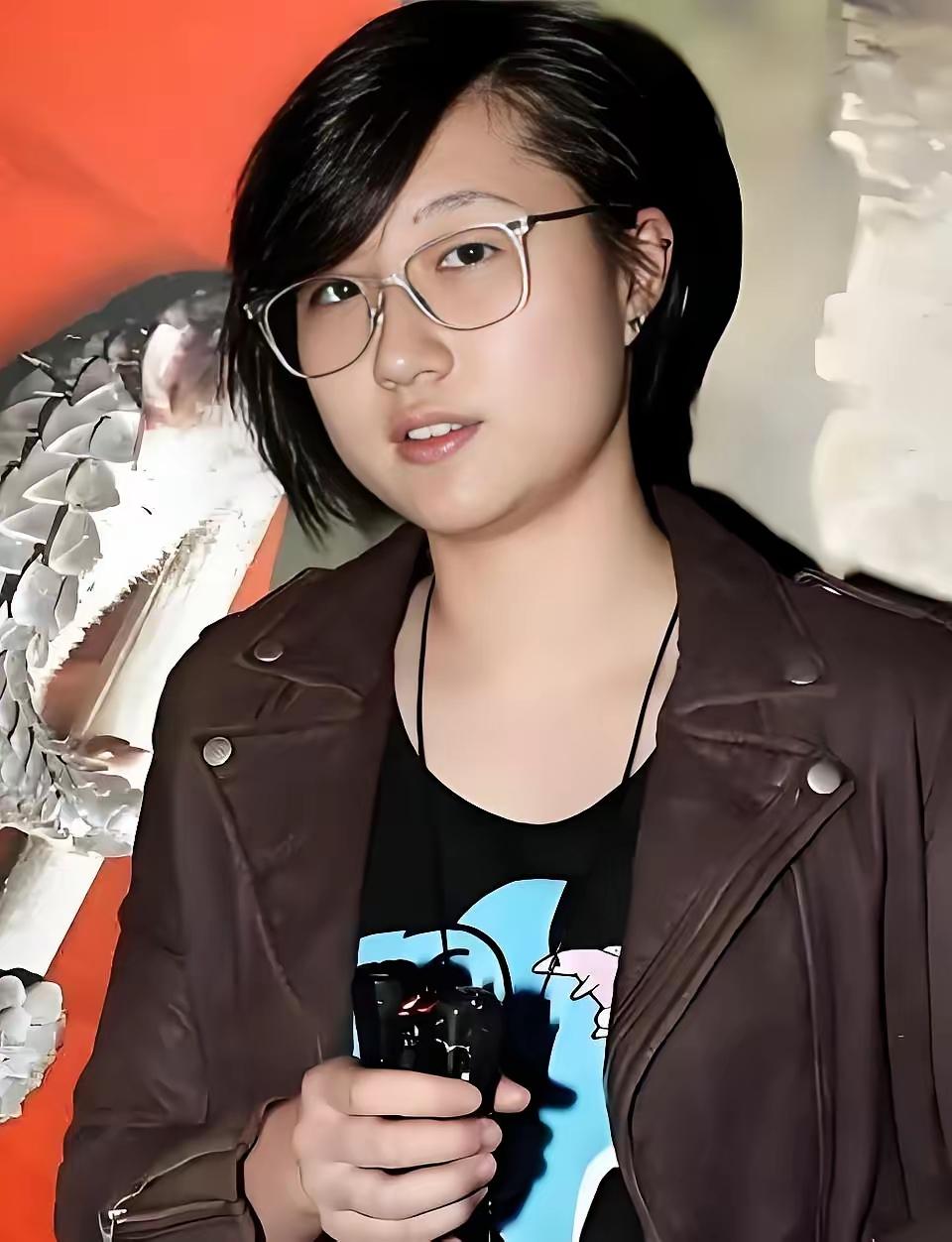 吴卓林的直播间这么火，
不是因为她有成龙这个父亲，
也不是因为她卖的东西有多独特