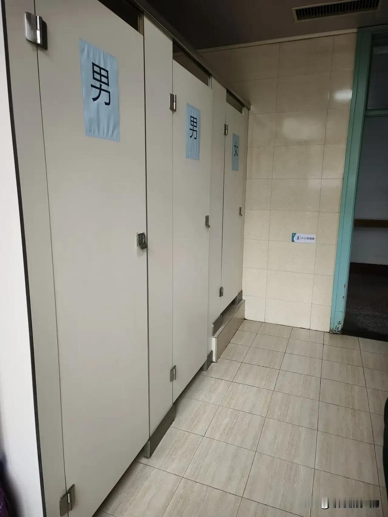 今天，去医院上卫生间，突然想通了一件事。
为什么保洁不管是男的还是女的，对于男的