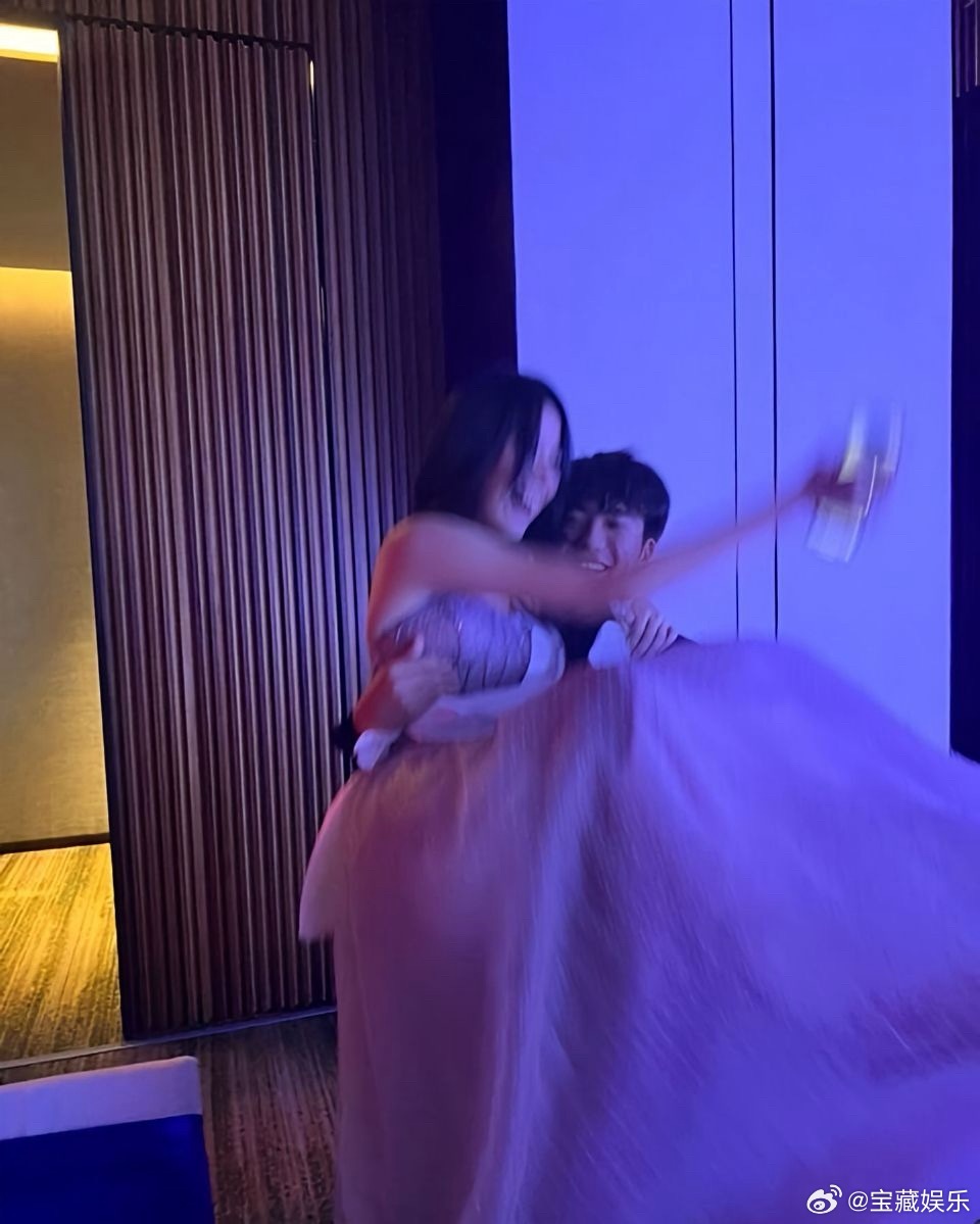 曹格儿子Joe为女友庆生，二人吐舌卖萌互动有爱，贴脸合照好甜蜜！ 当年的小萌娃一