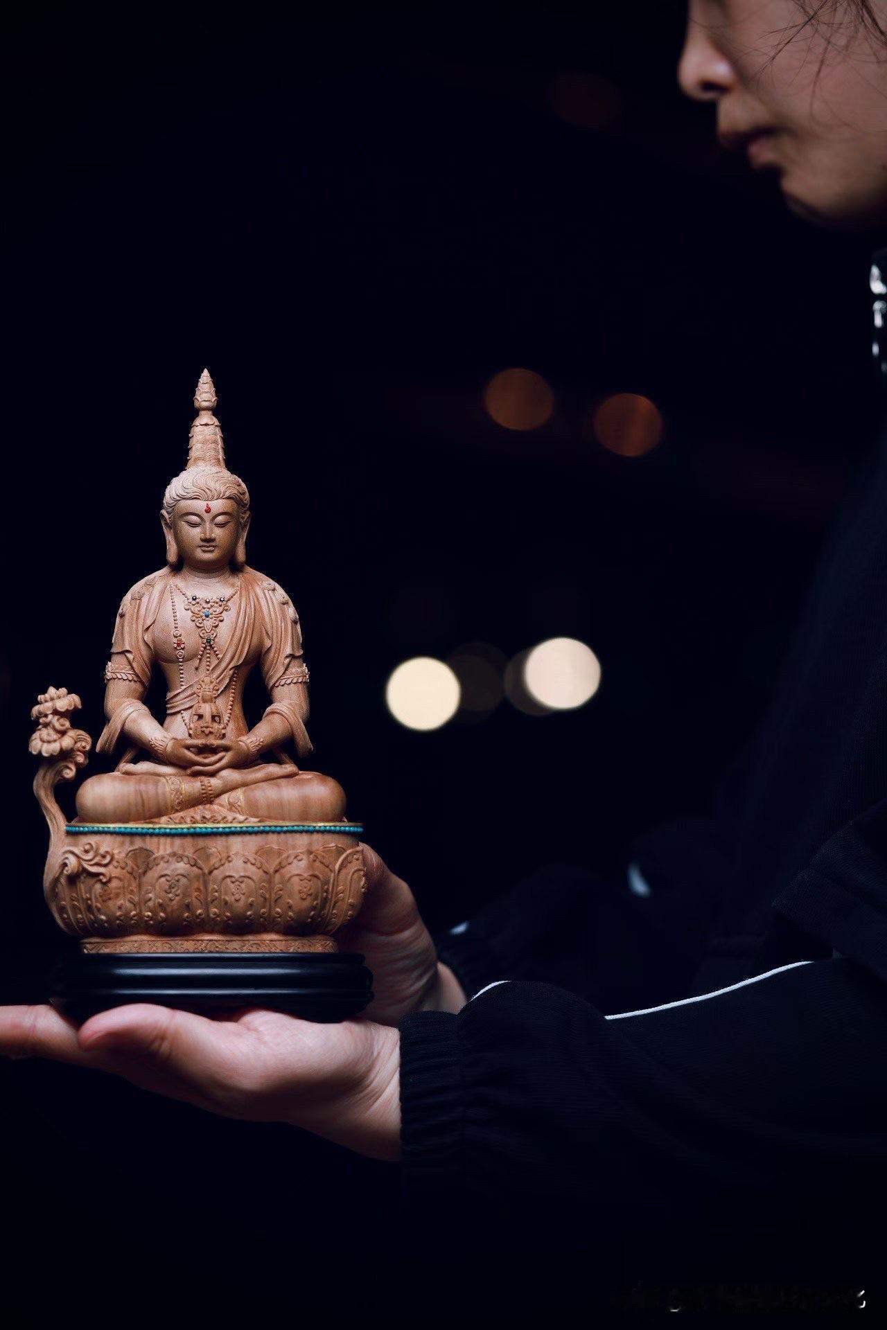 有些佛像，
并不需要很复杂的雕工，
只静静坐在那里，
气场便已经出来了。

这一