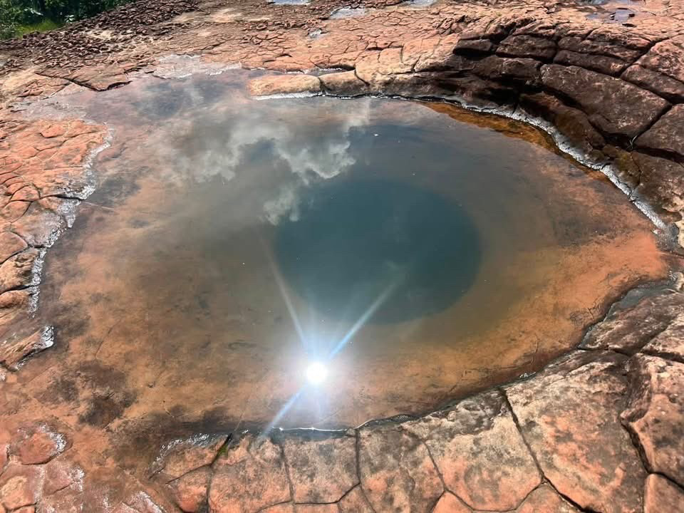 泰国东北部 Phu Langka 国家公园，这个天然岩石坑在雨季积水后，看特别像