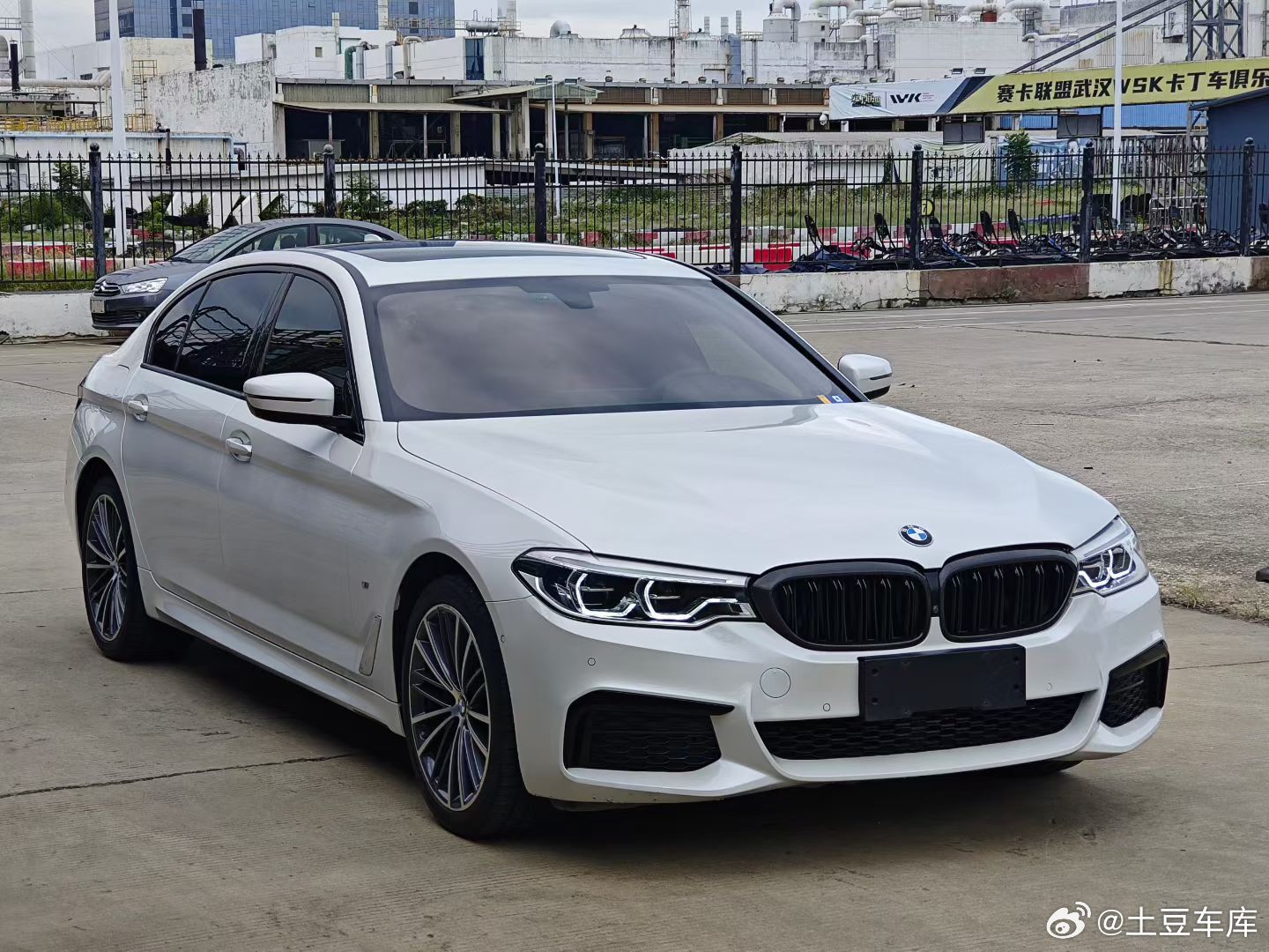 贴膜撕掉简单整备真漂亮2020款宝马530Li尊享M运动2020年5月上牌 行驶