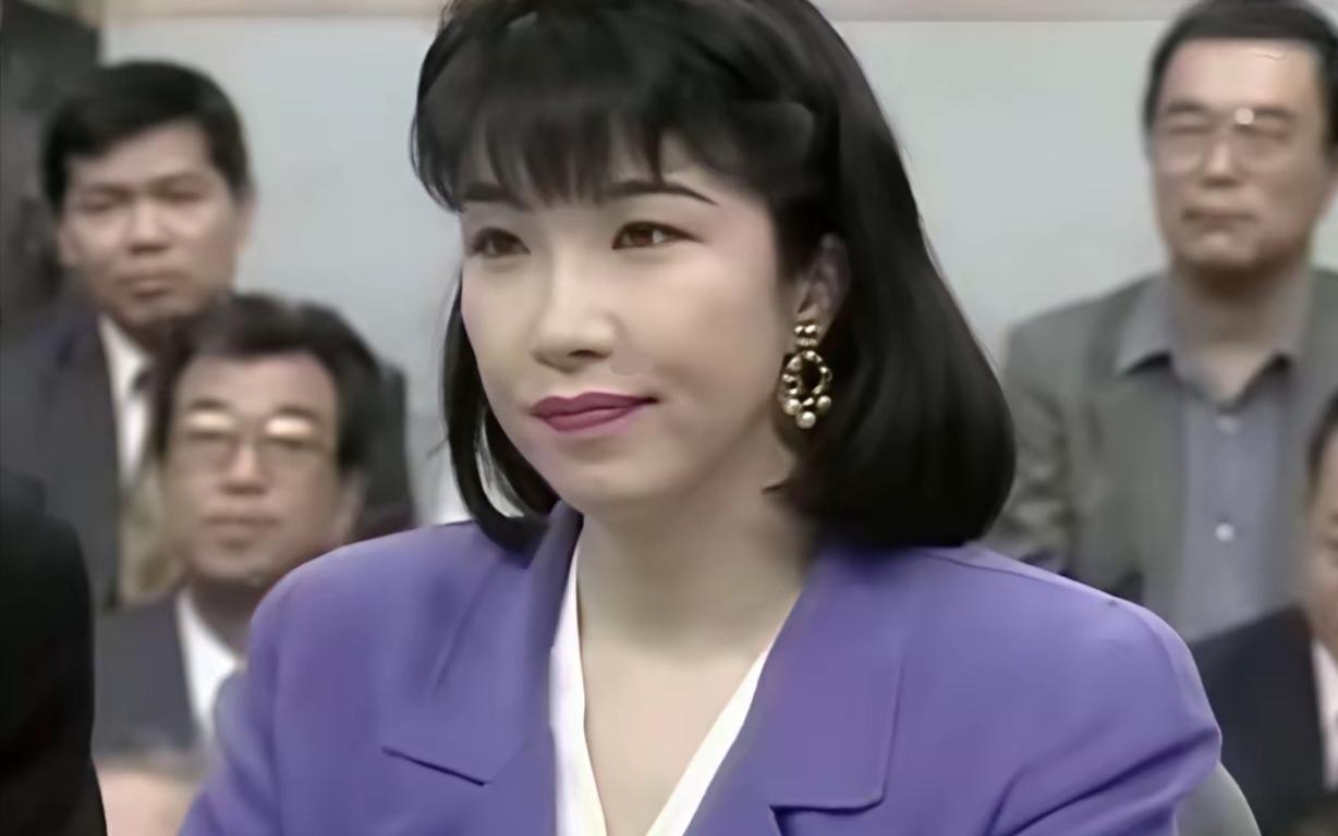 她成为，日本历史上地位最高和权力最大的女人！
照片上这位年轻女士，是不是让你很眼