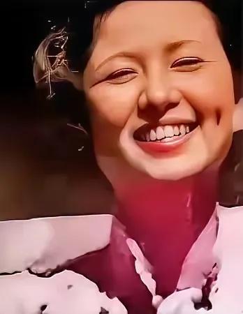 这张老照片里的林徽因
笑得像个没长大的小姑娘！上世纪30年代，她正和梁思成一起踏