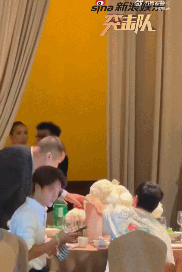 马天宇沈凌坐一桌 惊喜同框！马天宇沈凌坐一桌出席姜潮麦迪娜婚礼晚宴，难得的线下碰