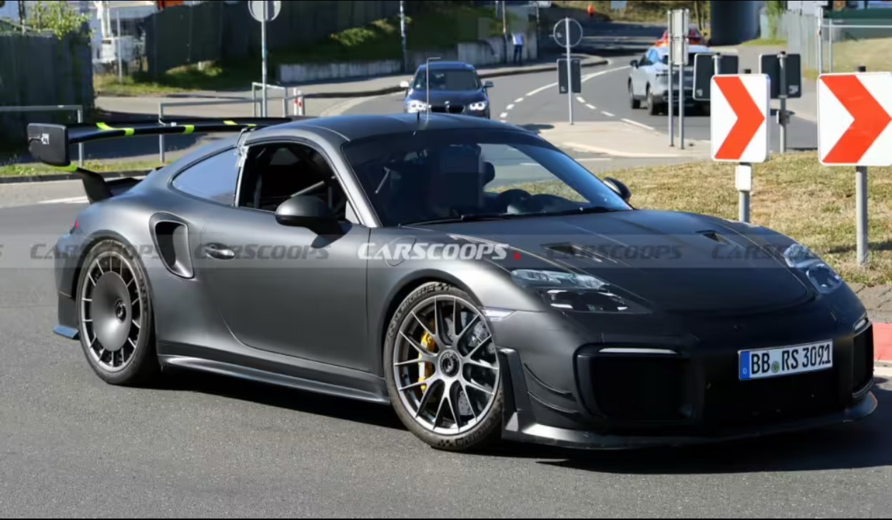 911斜鼻版，这斜鼻设计是一大亮点，这种造型既能减少风阻，又能增添了复古韵味，不