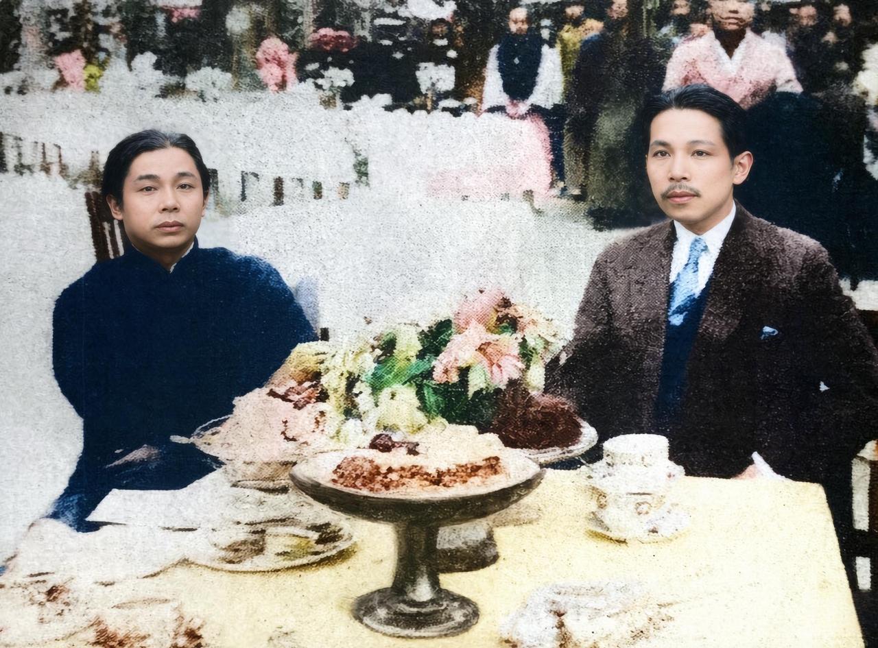 1931年4月29日，北平故宫茶话会，故宫博物院首任馆长易培基（左），神情肃穆；