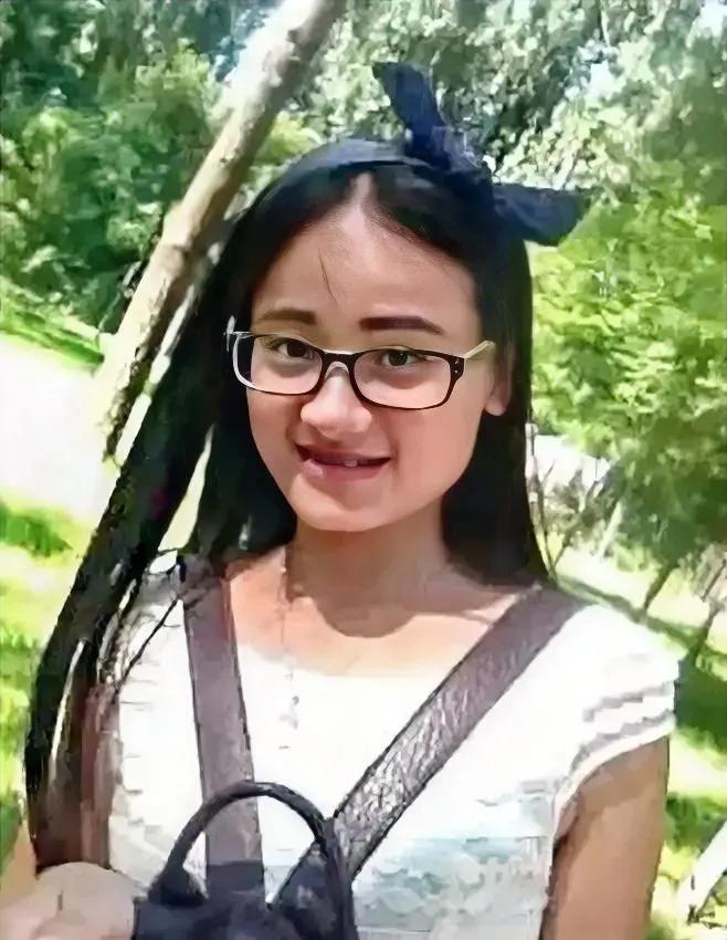 孙玉晴于1991年出生，被遗弃于湖北随州火车站，由养父母孙希贤、吴世菊收养。养父