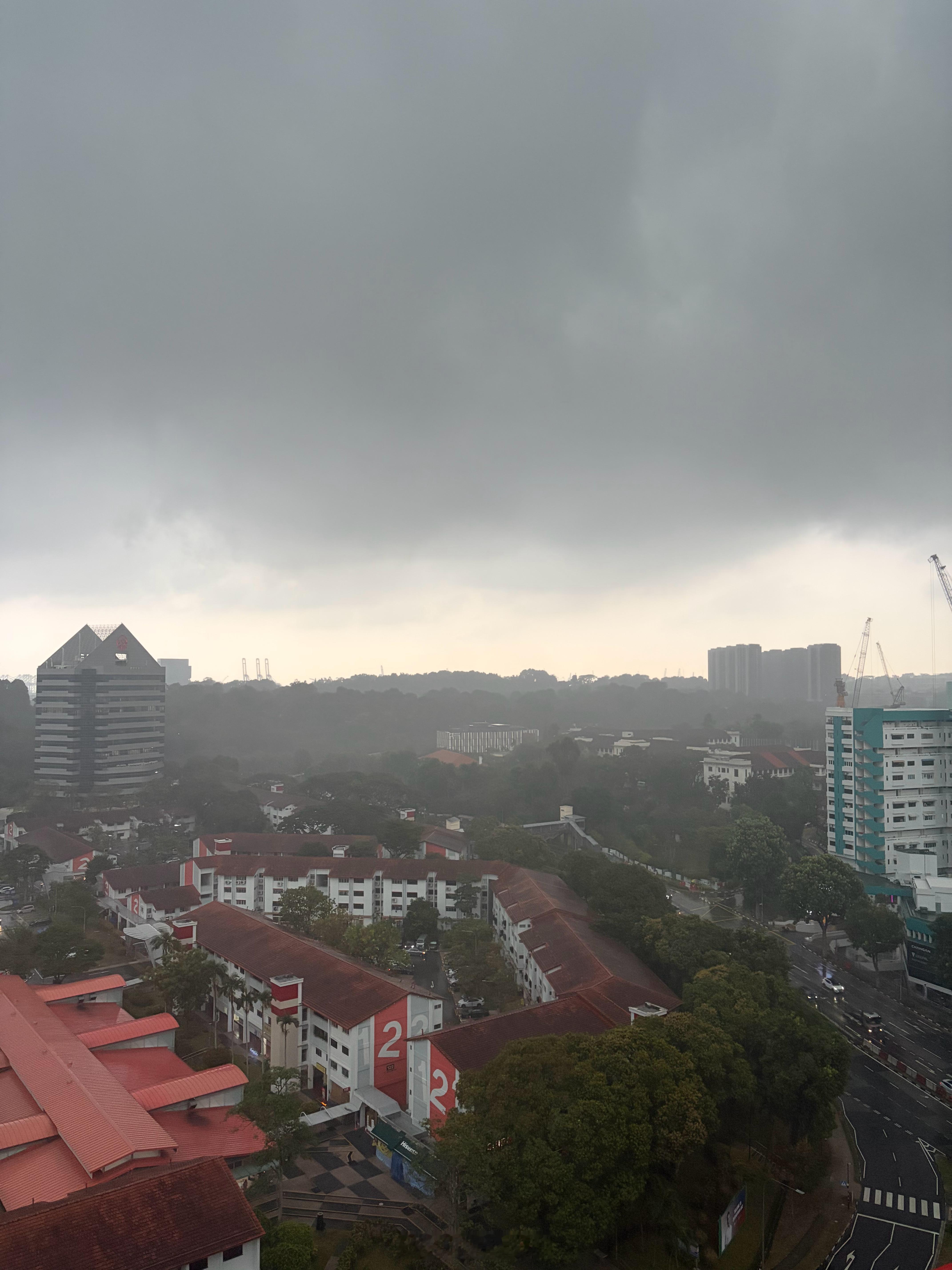 好不容易工作完想去universal计划泡汤[泪]下午三点电闪雷鸣⛈️就差新加坡