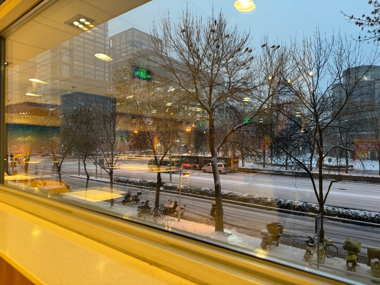 北京下雪后，早晨很漂亮……嗯哼，别提我昨天摔了一跤[求饶]#北京下雪# ​​​