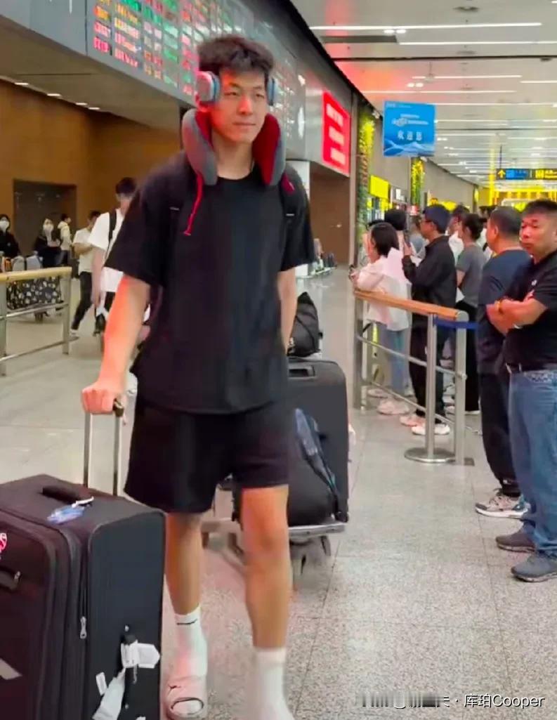风尘仆仆，辽篮二队结束亚冠之旅，落地沈阳桃仙机场，张陈治峰、黄秋实、李虎翼等球员