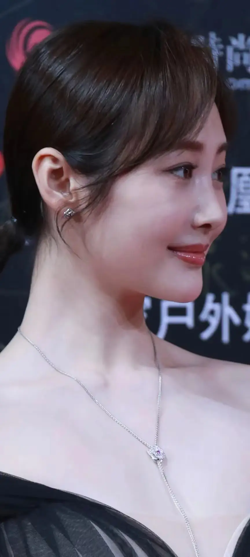 皓齿明目，春面善睐。