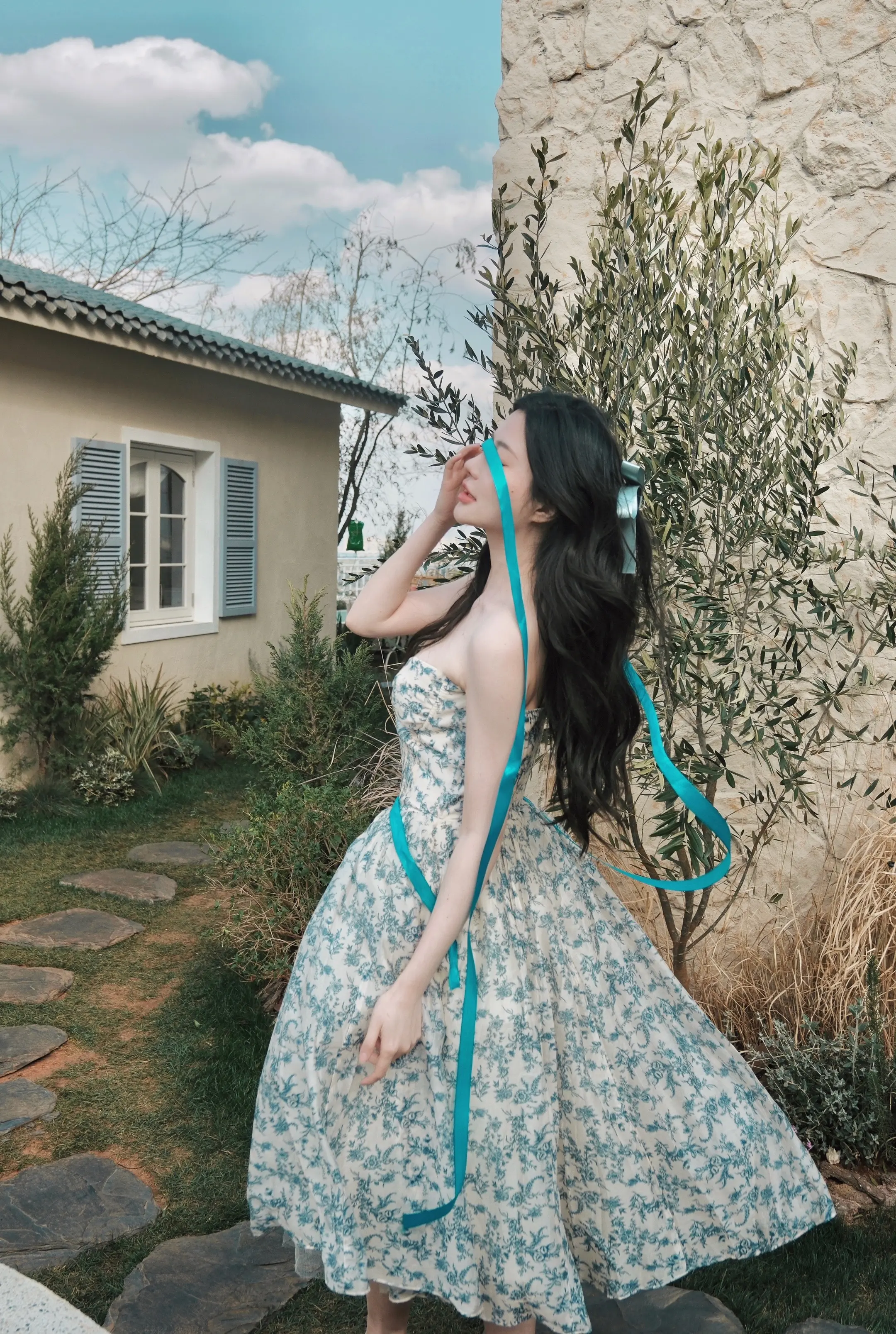 风起时裙摆刚好够圈起整个春天。