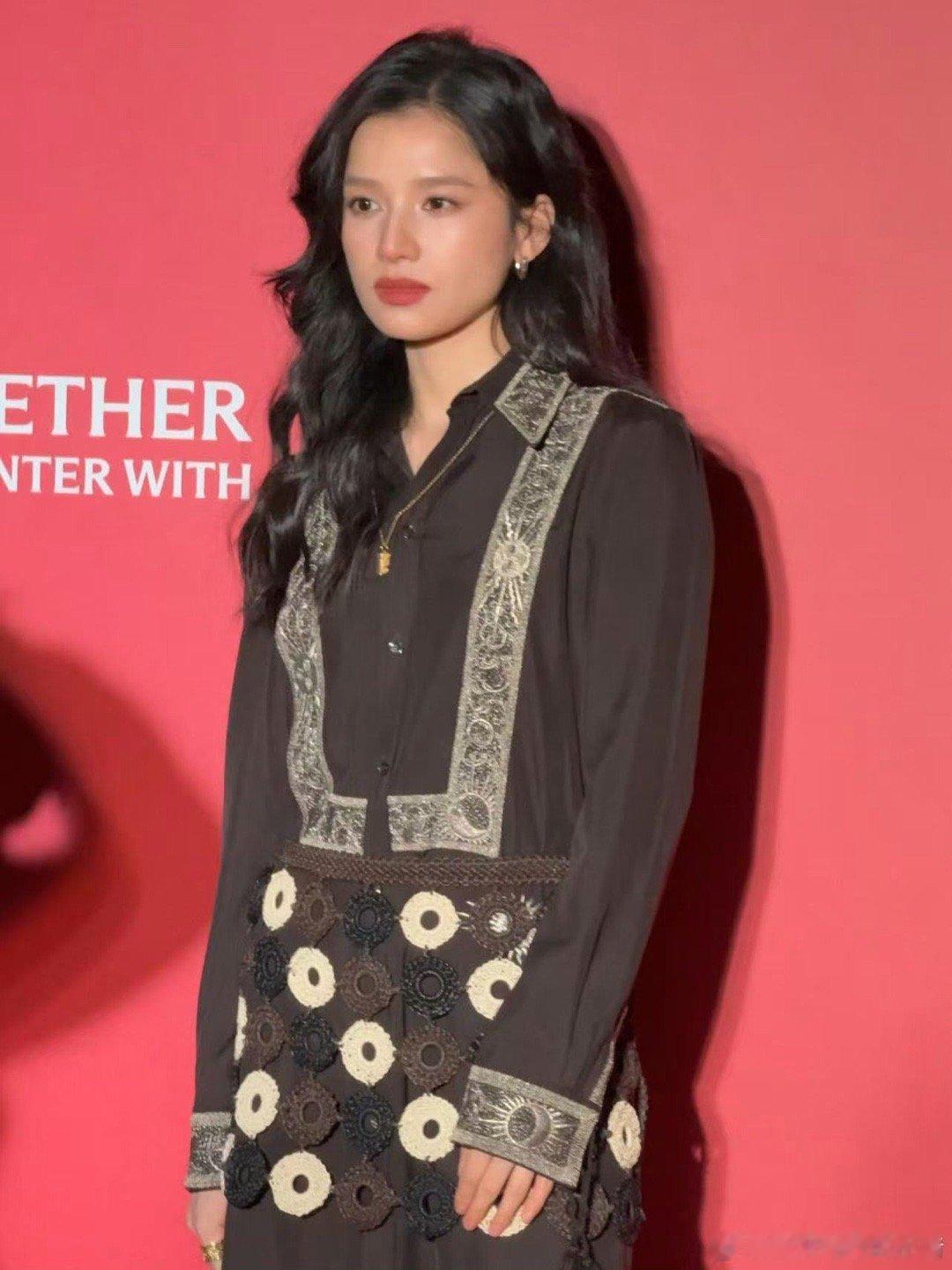 张婧仪周雨彤活动生图张婧仪长靴造型张婧仪周雨彤活动生图，好美，迷晕 