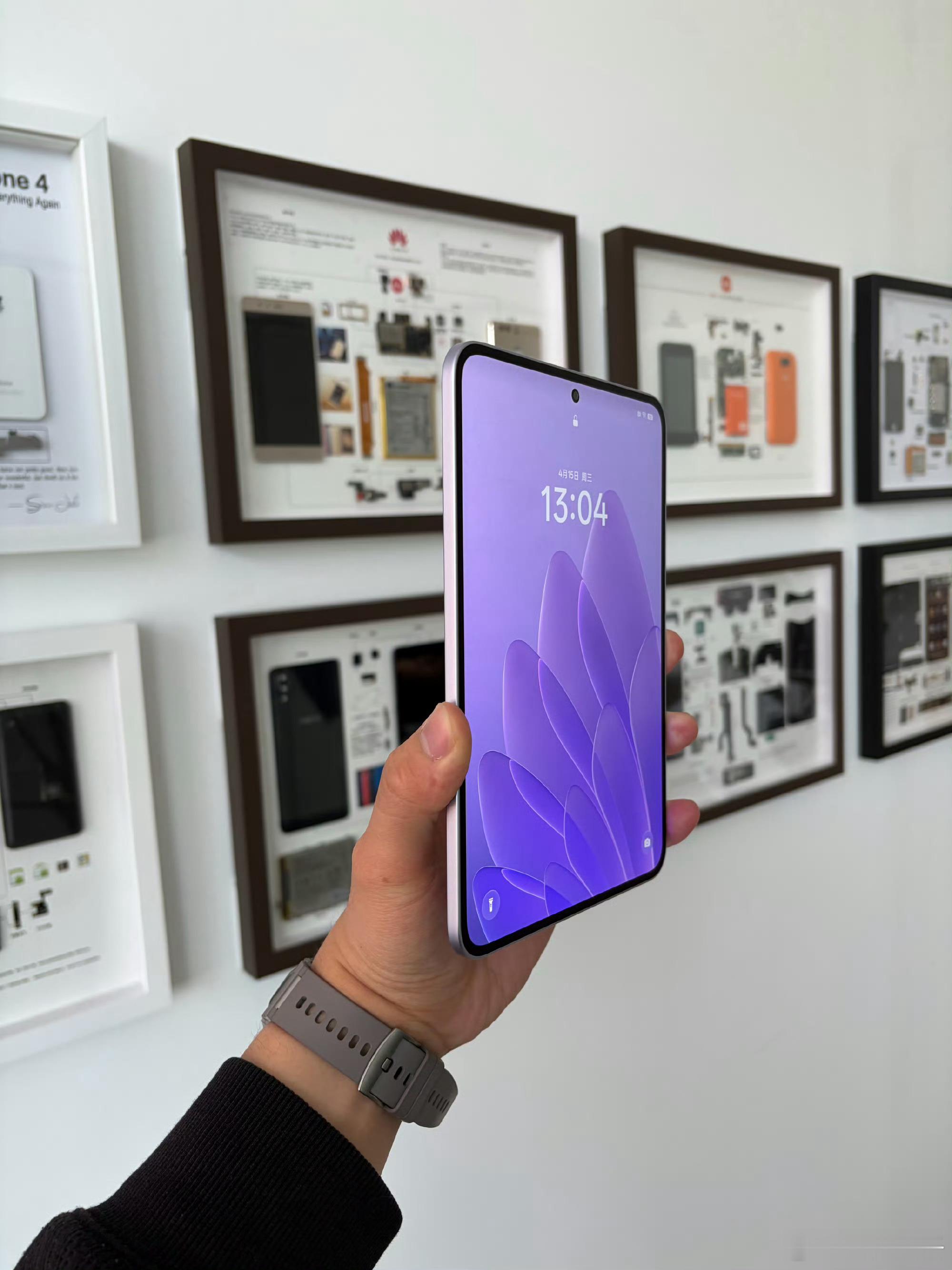 OPPO Pad mini可以说是单手握持的最大尺寸，屏占比极高且是居中挖孔，小