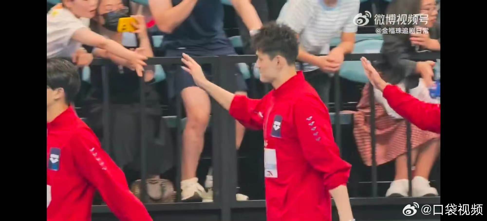 孙杨把成绩追到第一 孙杨只想全力为队友创造优势男子接力赛场高光时刻，孙杨顶住压力