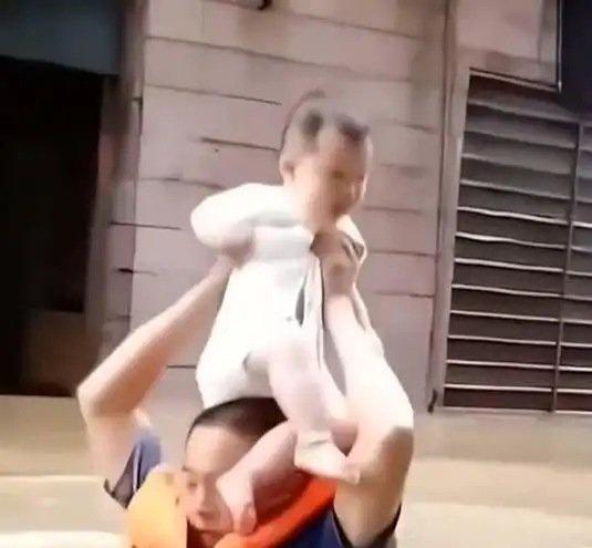 《用生命托举生命的救援英雄 致敬每一位为人民挺身而出的救援英雄！》播放量：1.8