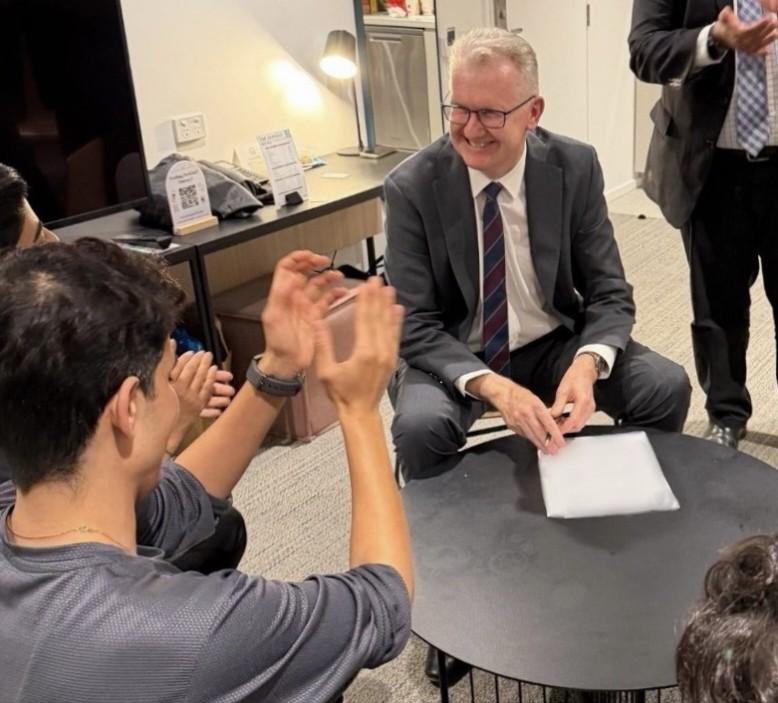 今天凌晨，澳大利亚内政部长托尼亲自赶赴到伊朗女足球员下榻的酒店，为她们签发了庇护