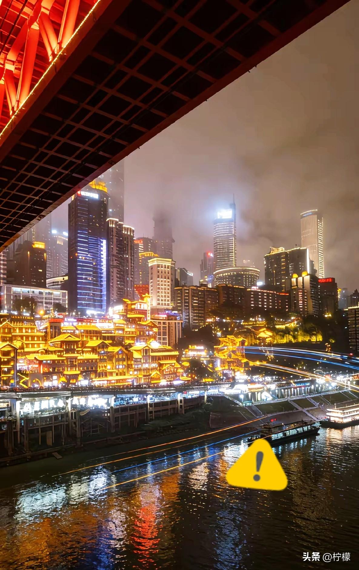 重庆这件事，最初是因为一个女子偶然发现了一些异常。
 
她说，一位退休男子的母亲