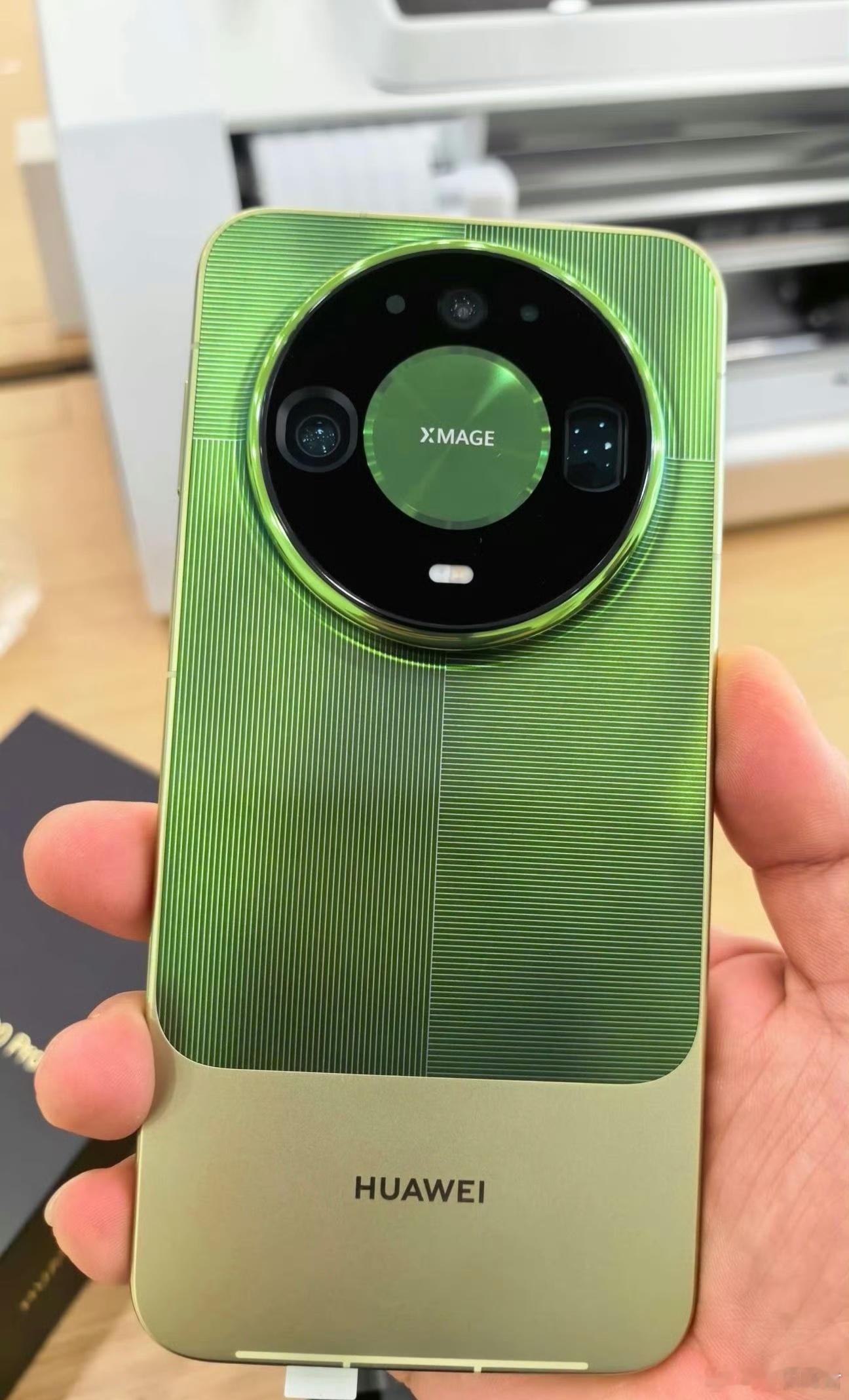 Mate90系列发布会官宣，10月1日国庆节当天发布！网上已经有真机图了，各位，