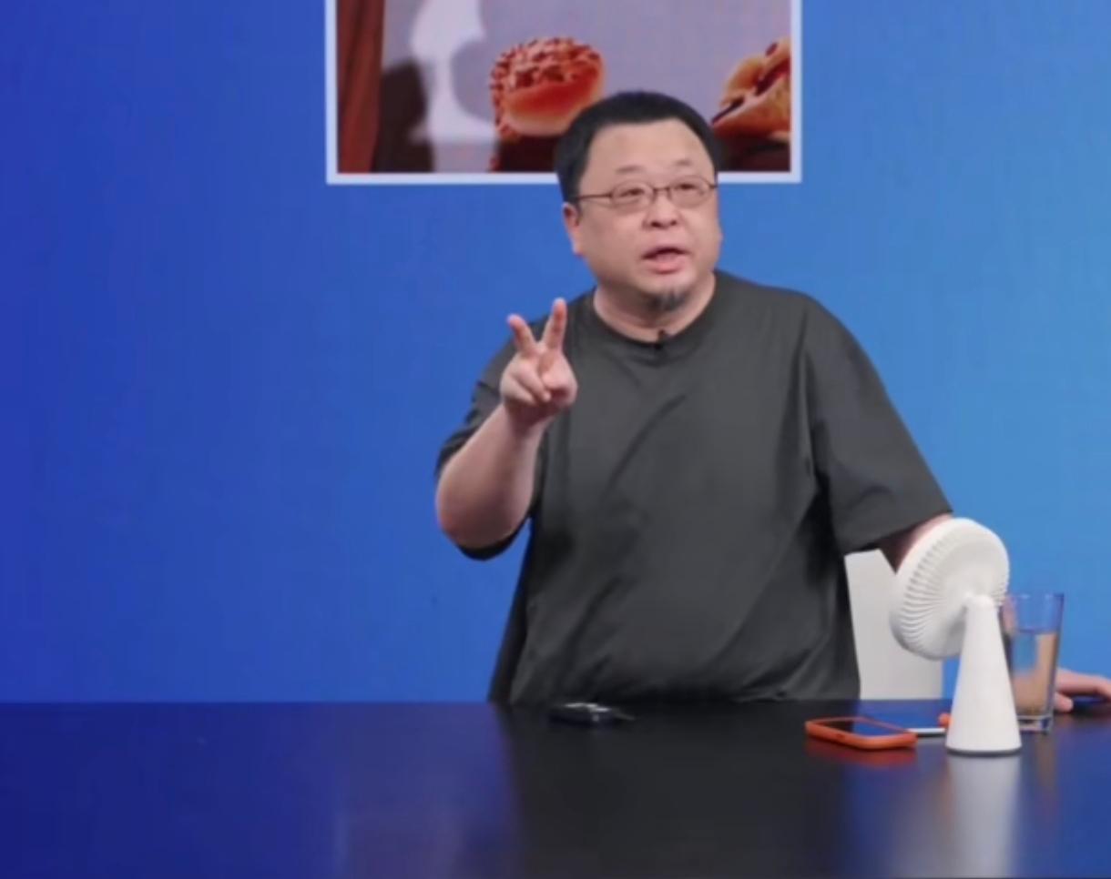 我对老罗去这家餐厅吃饭吃出隔夜饭的味道来就只有一个看法：这就像我长途开车出差在路