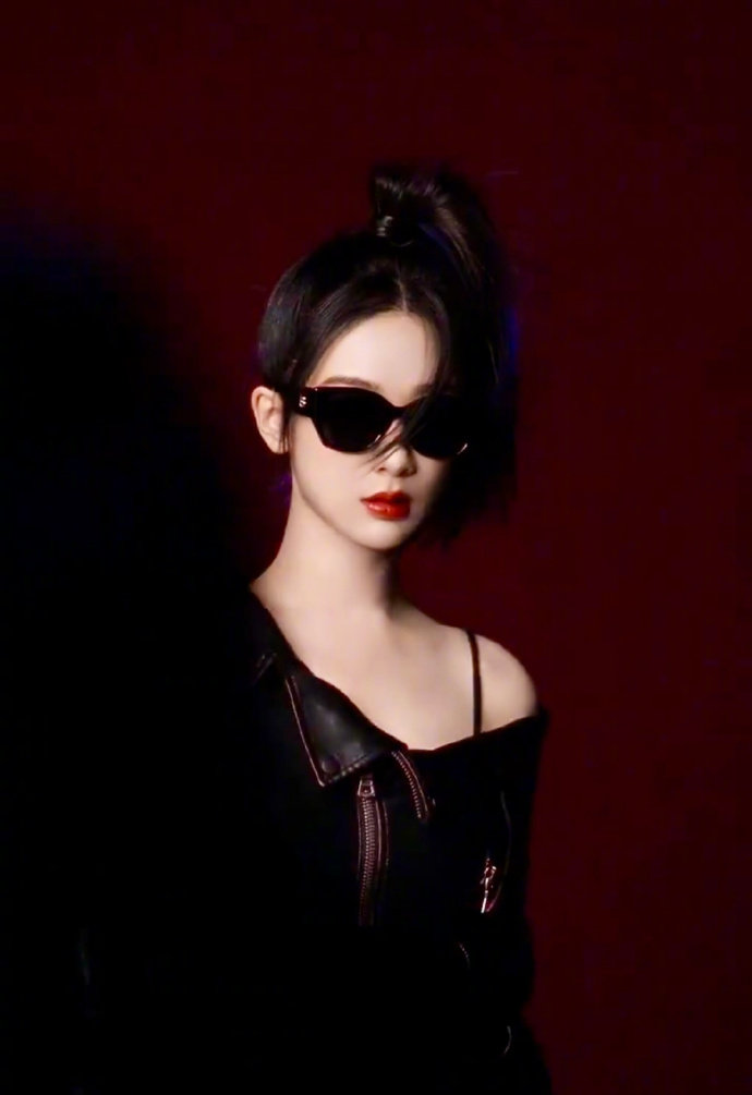 #杨紫知性通勤妆# 的品牌时尚大片演绎了两种完全不同的妆容风格，墨镜+红唇🆚知