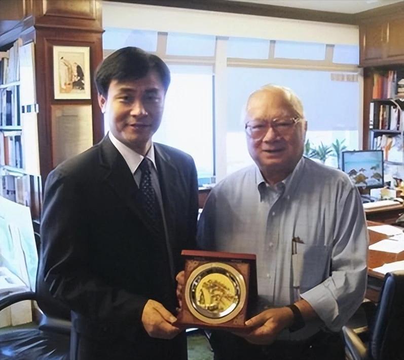 90年代，香港富商胡应湘斥巨资建成了虎门大桥，他曾表示收回成本以后会将大桥无偿捐