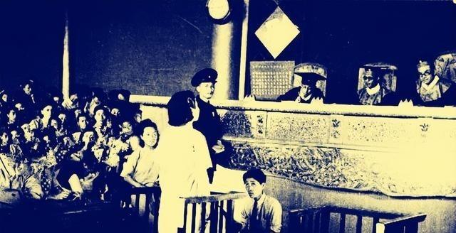 这是大汉奸陈公博的情人莫国康在南京第一法庭接受审判时，被记者拍下的照片。那天，人