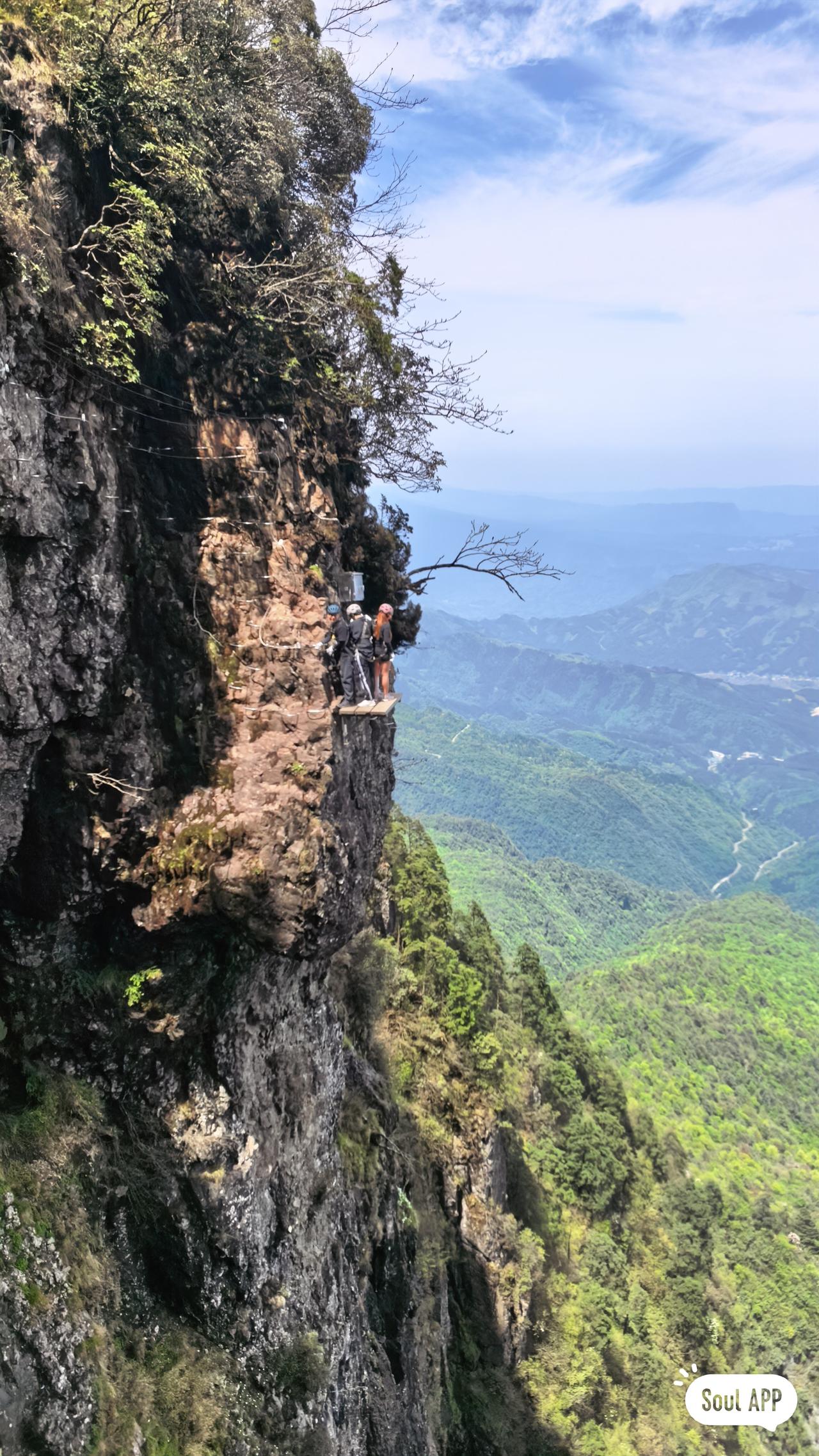 洪雅瓦屋山新玩法，绝壁行走