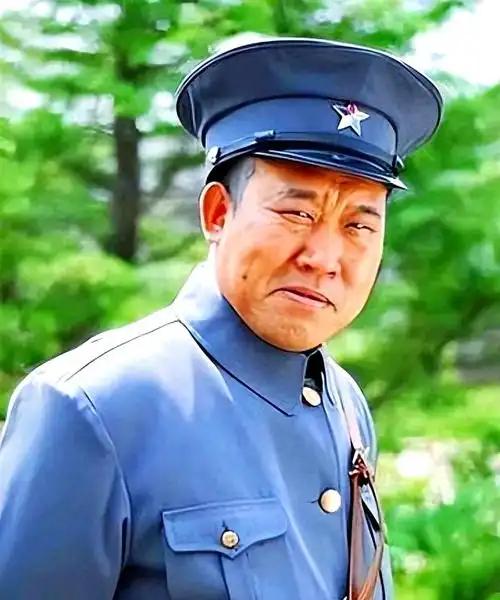 演了大半辈子反派，杜旭东在生活中却是个最护女儿的父亲。

女儿怀孕六个月时遭遇前