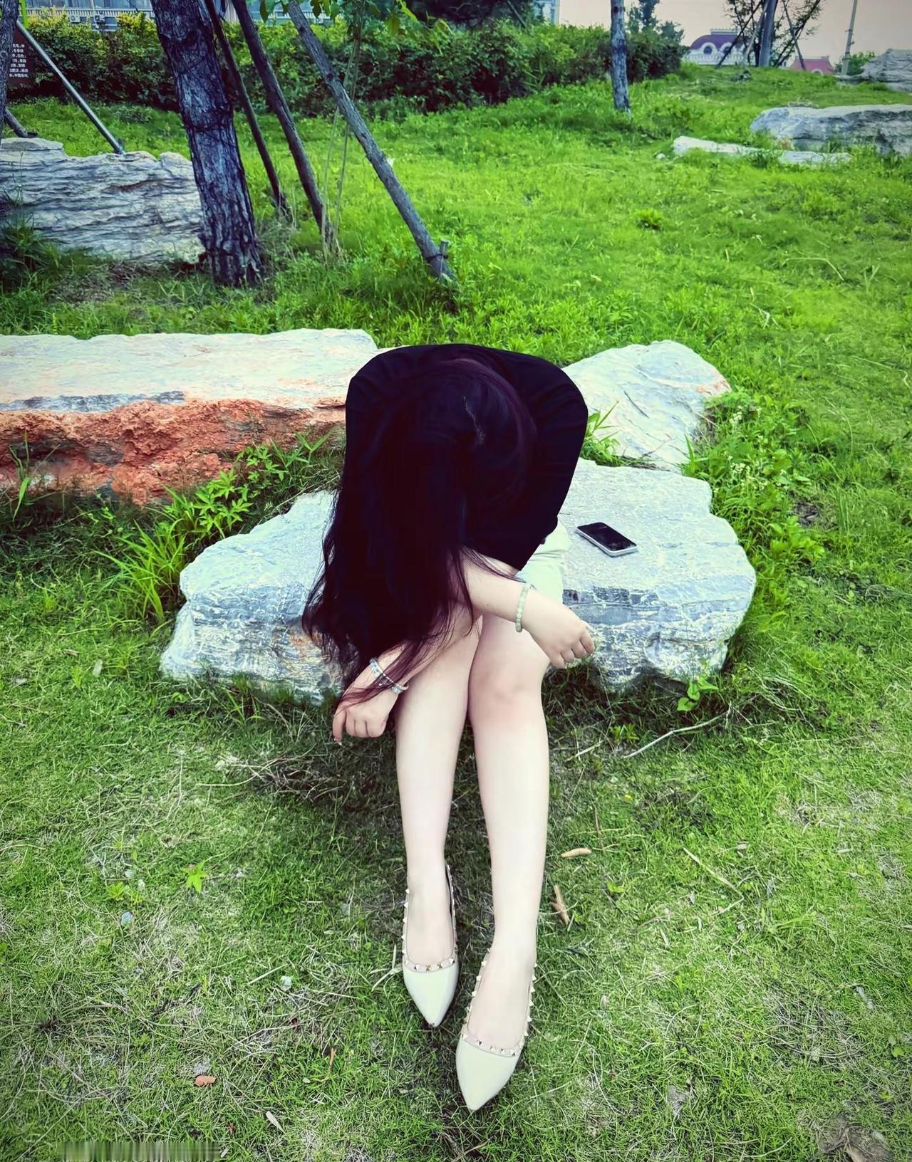 相信你还在这里。面不改色的想你迫不及待要见你 铆钉鞋 摆脱路人感的全黑穿搭 裸色