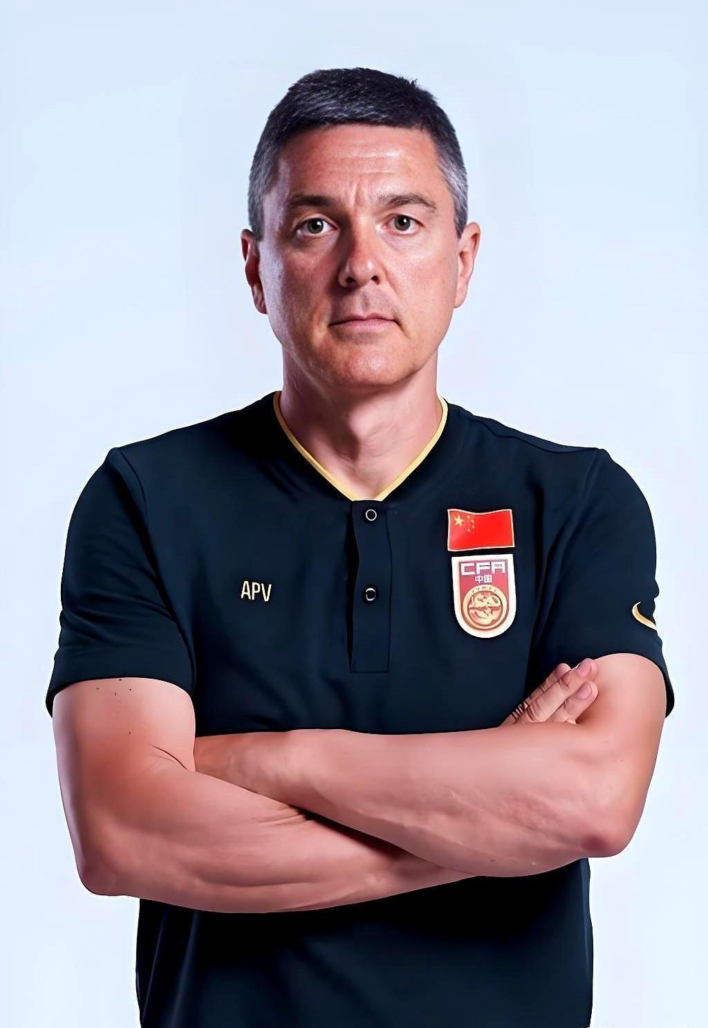 我当时愣了一下，刷到说那个把U23带进决赛的西班牙教练有个怪癖——只要不亲临赛场