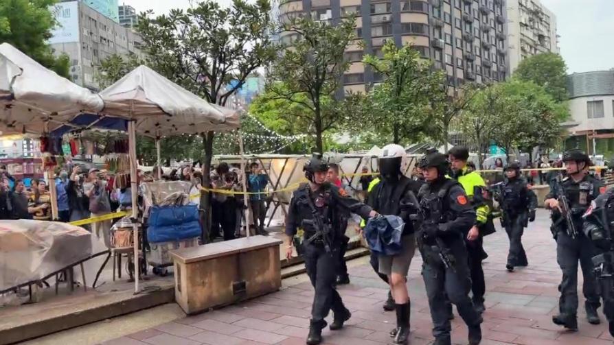 台北闹区发生警匪对峙大片,歹徒"持枪"硬刚警方，剧情最终结果却反转为一出笑话。