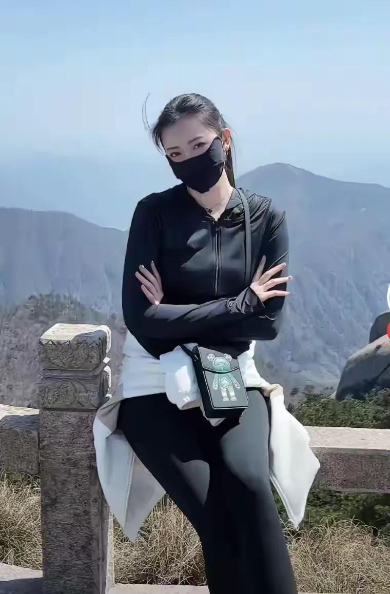 身材真好啊！颜值超高的美女，戴口罩也遮挡不了她的美。