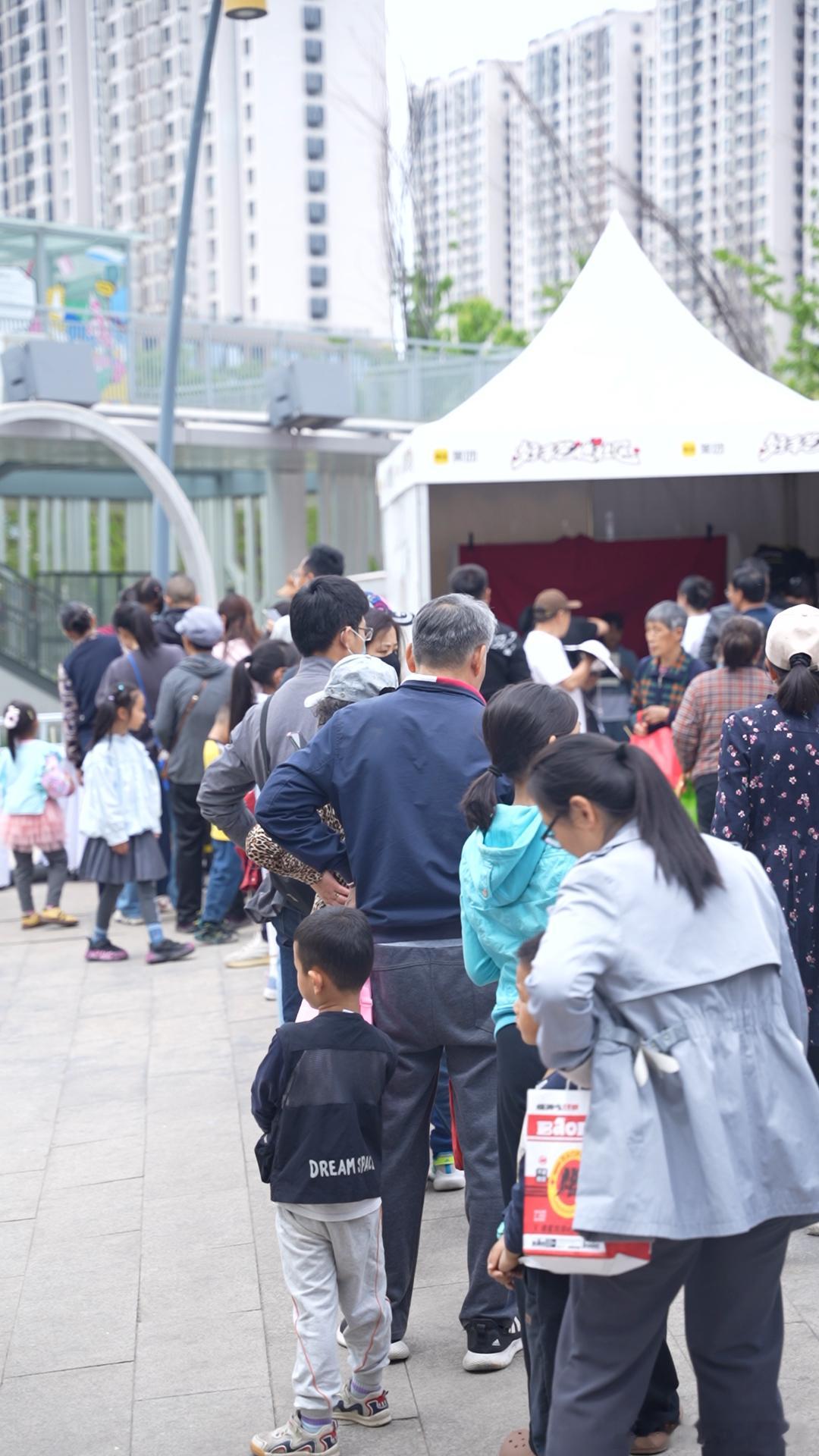 被北京大妈严选的宝藏手艺人回龙观免费理发摊收到最可爱的报酬💯宝藏手艺人免费服务