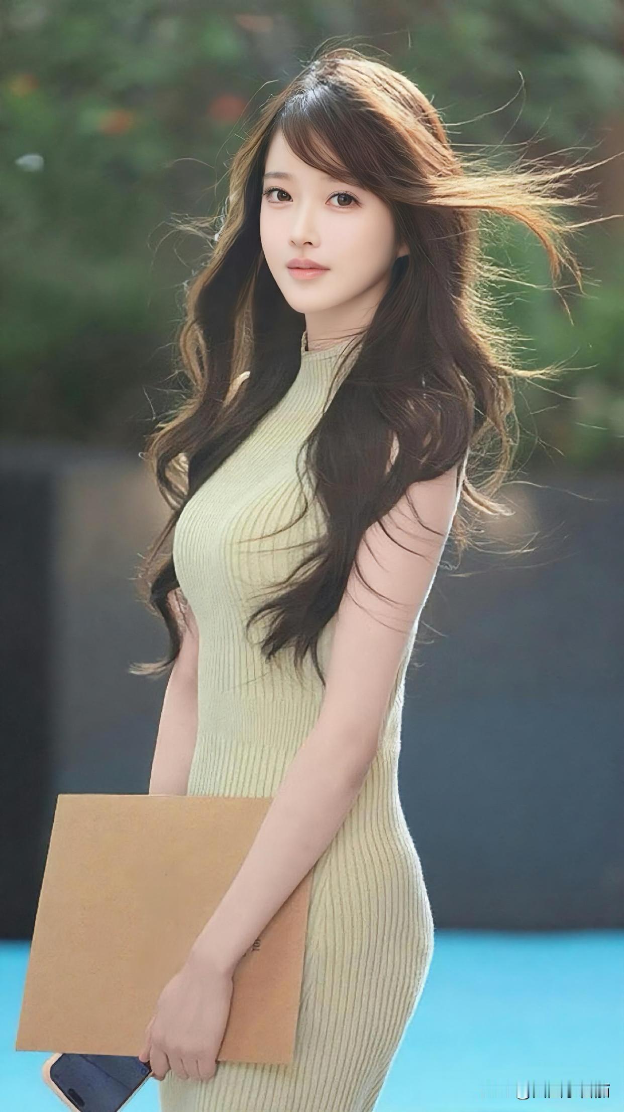 『是此刻的你，让我恰好心动』
风卷发丝，浅杏裙边轻晃。
她抬眸时的浅笑，浸了晨光