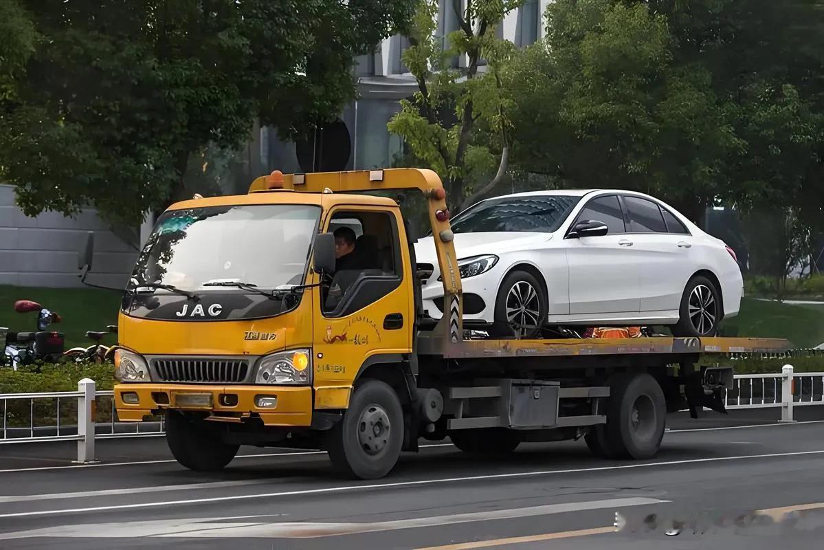 开车出门，难免会遇到突发状况。车子半路抛锚、轮胎漏气、电瓶没电……这些情况虽然不