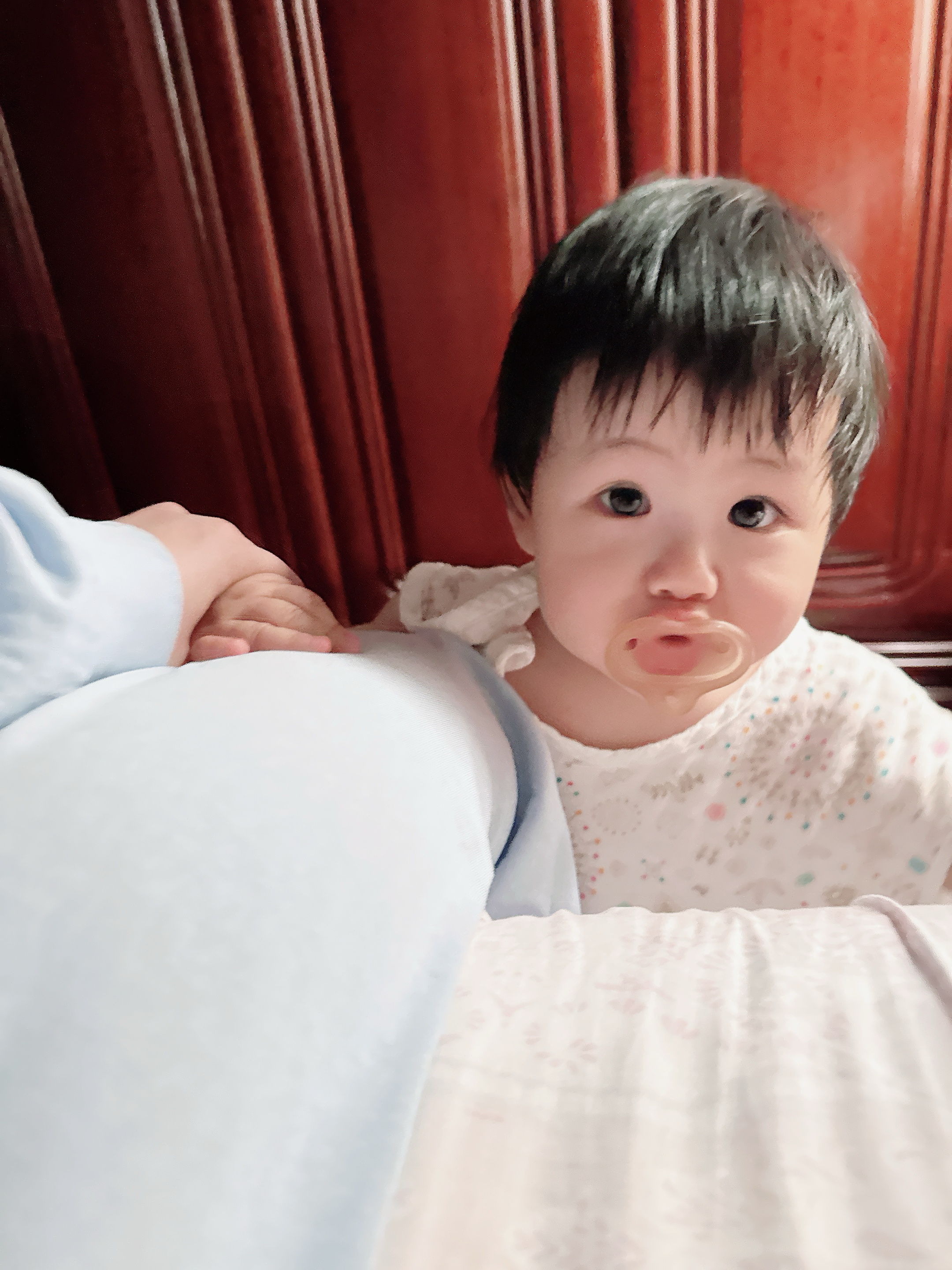 我妈今晚有事出去了我哄小碗根本哄不睡！一关灯就哭！只能开着灯让她玩实在是没招了还