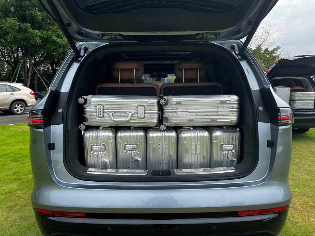 华境S解决了一个插混大六座SUV的硬伤：储物空间因为混动SUV车型没有前备箱，大