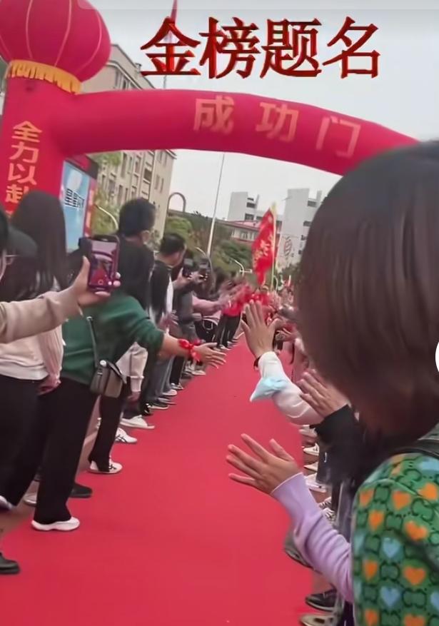 我认为不是，高考很重要，但远远谈不上是人生中最重要的事。我们可以从几个层面来看：