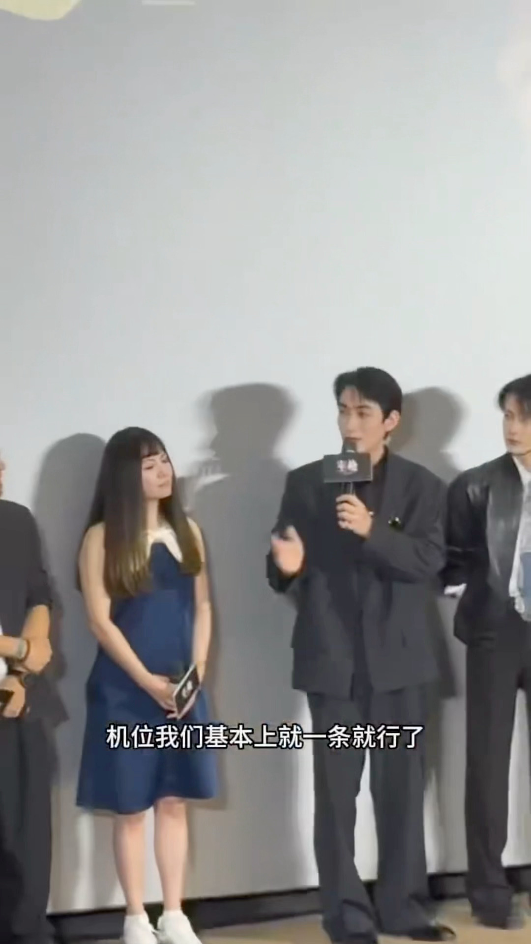 朱一龙倒吊戏拍到毛细血管破裂路演现场导演爆料拍摄幕后，朱一龙在拍摄倒吊戏份时，长