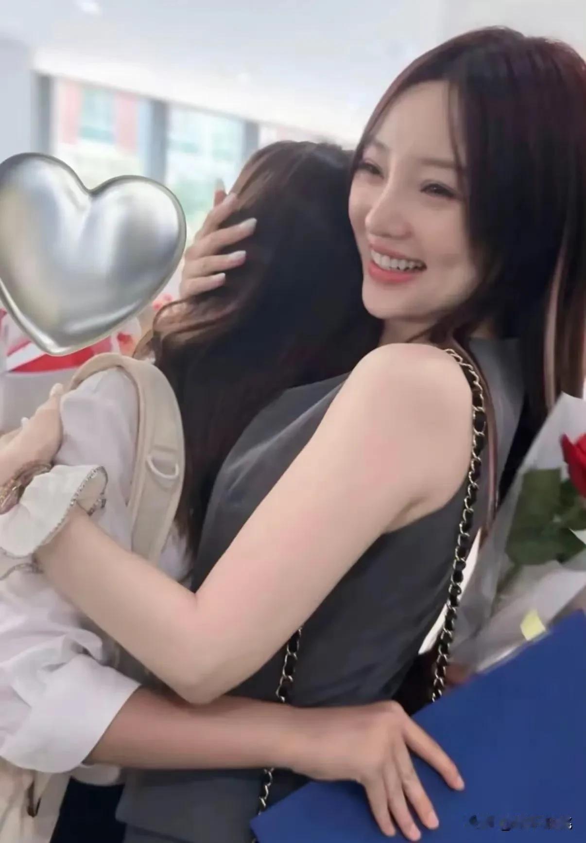 甜馨才13岁，已经当上全家公关总监了。
妈妈被拍到跟小13岁的说唱歌手逛公园，她