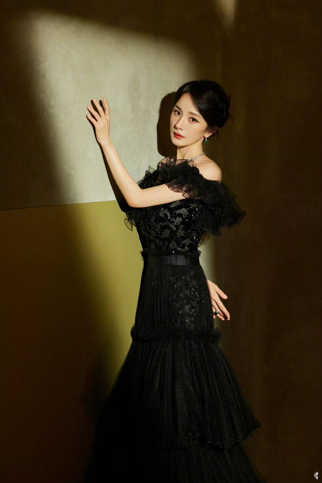 见证“她”在暮色中铺开扉页。时尚芭莎年度派对BAZAAR ICONS ​​​杨幂