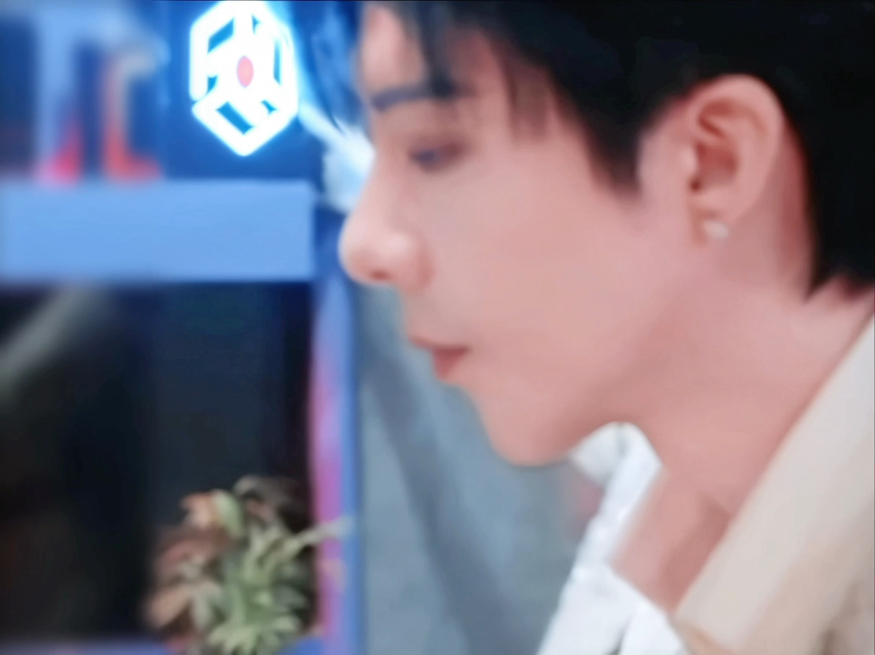 哥哥你脸中间高高的是什么