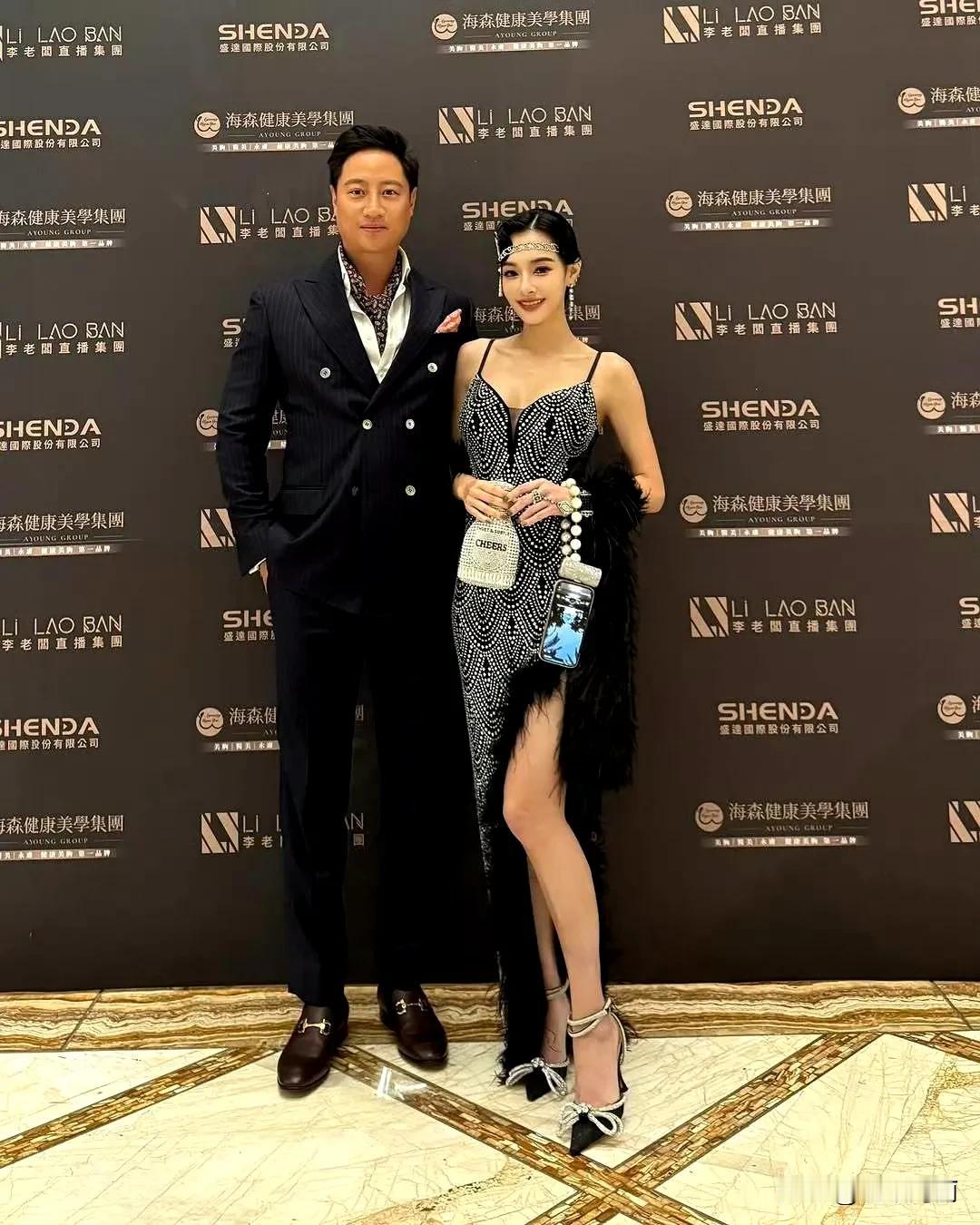王思佳和老公参加公司尾牙！王思佳老公Joe很久没出现了，IG都隐藏了，好像就是在