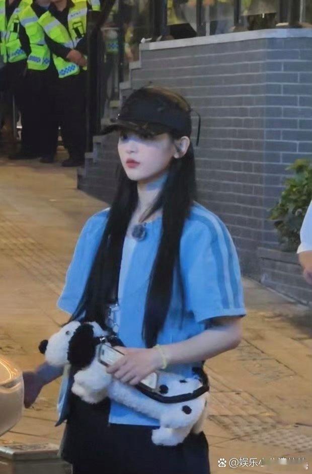杨超越不愧是建模脸，我服了一群男明星在她面前都成了歪瓜裂枣 ​​​