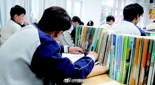 【晚报来论 | 课桌随学生一起“长高”，乐见教育管理精细化】学生个子长高了，衣服