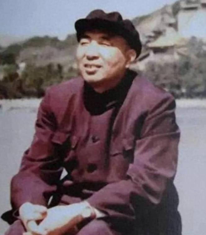 1936年，他放走61名共产党，14年后开国元勋联名寻找代号“OX”，找到他时，