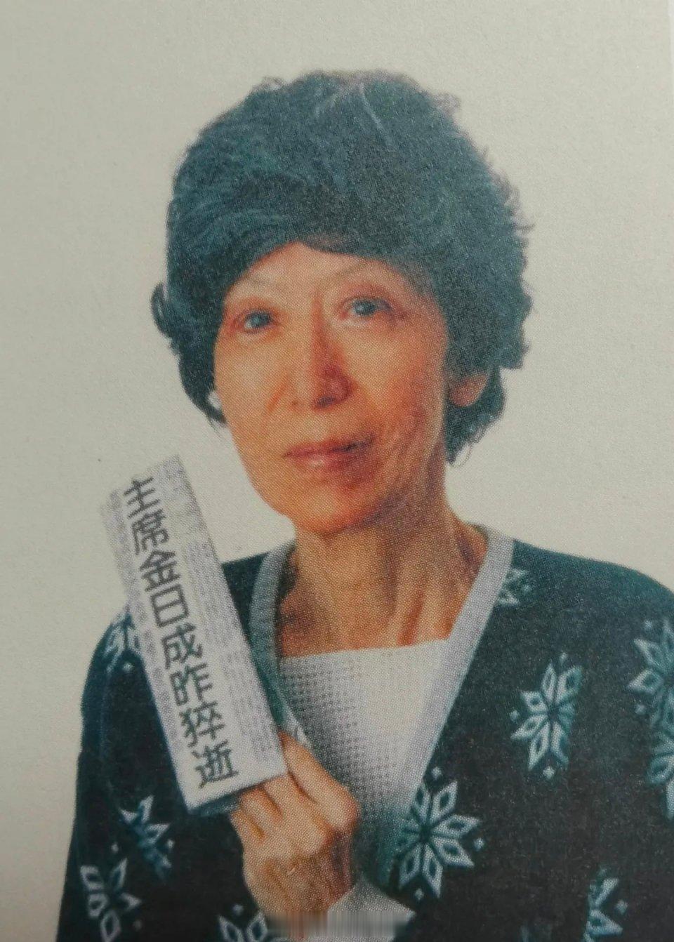 张爱玲老照片这是张爱玲在1994年8月的一张照片，她拿着一张报纸，就像那些退休的