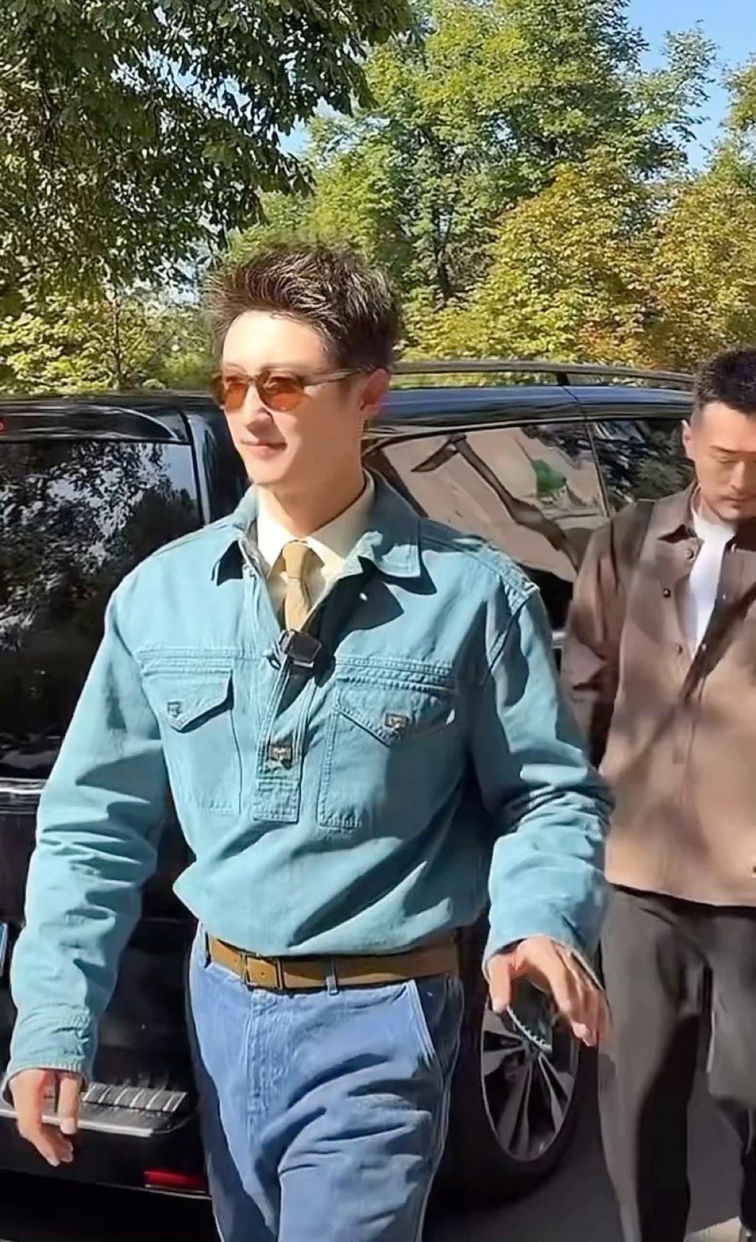 男粉在米兰超大声向黄景瑜表白男粉让黄景瑜多接代言多演电影多演综艺米兰街头这一幕太